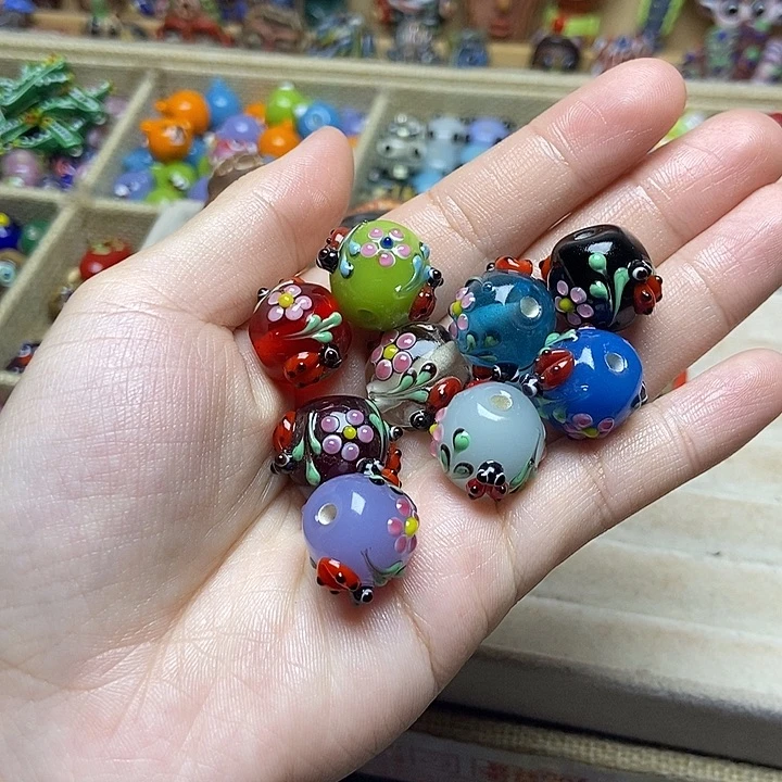 琉璃颈饰瓢虫珠一个