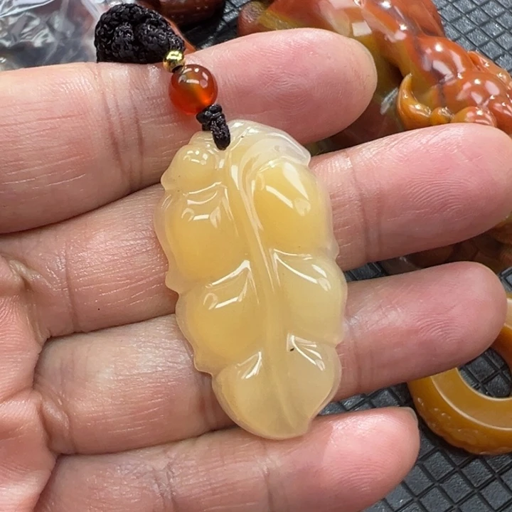 石英质玉（黄龙玉）颈饰未镶嵌