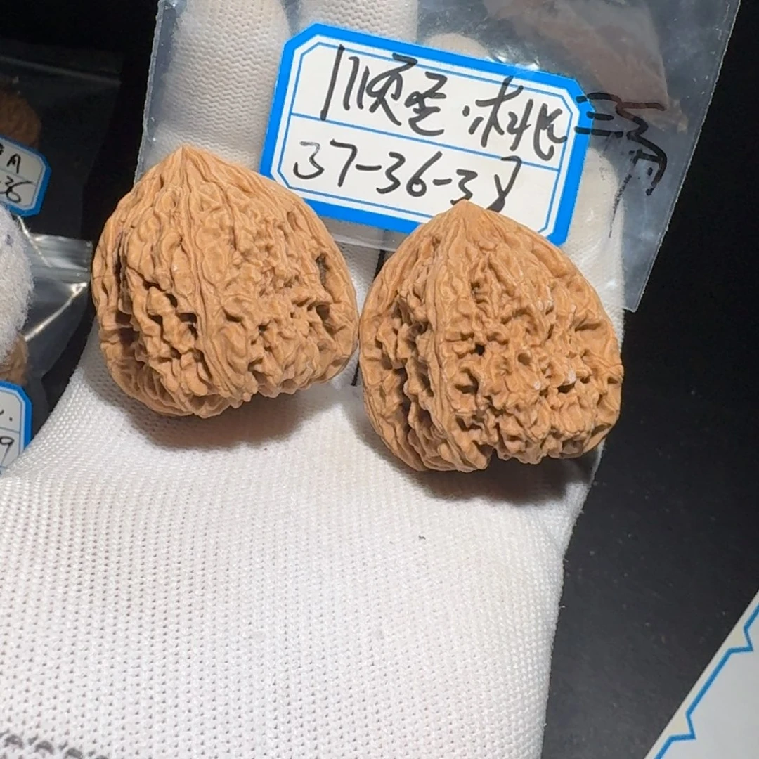 文玩核桃把件42号高三角有黄