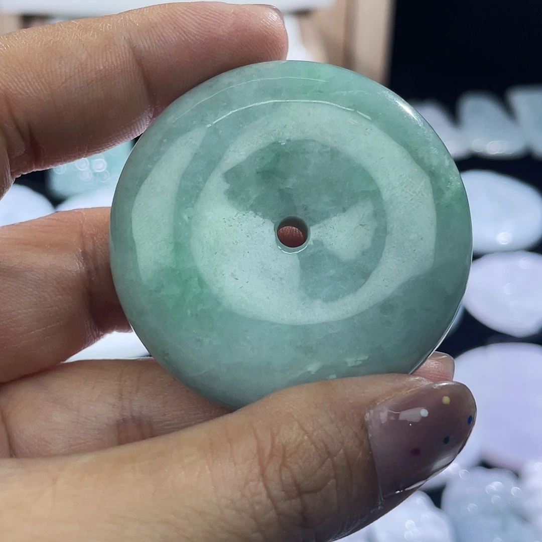 翡翠未镶嵌颈饰平安