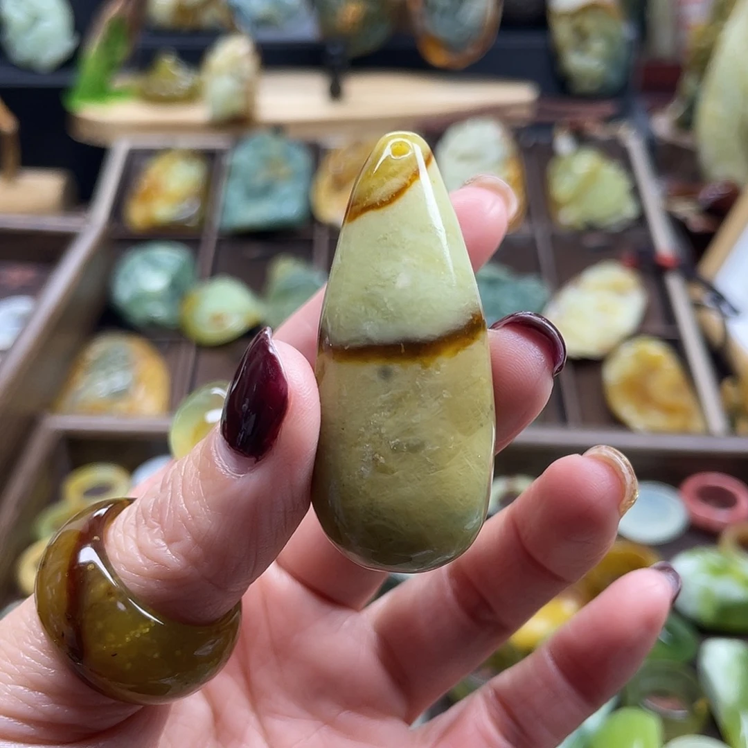 蛇纹石玉颈饰未镶嵌花玉山色，血管吊坠