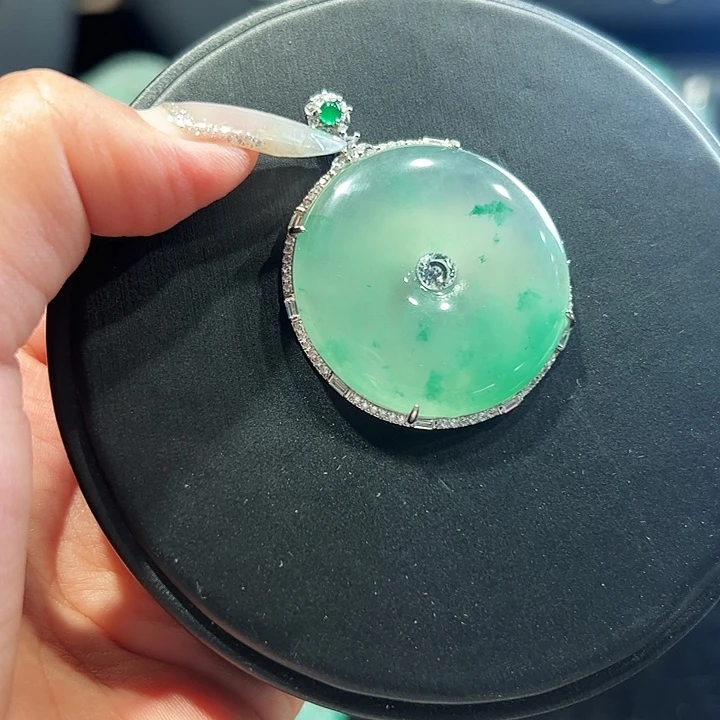 颈饰未镶嵌石英质玉（非洲翠）