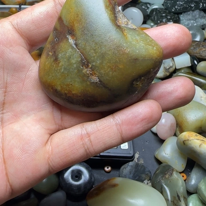 颈饰未镶嵌和田玉（子料）