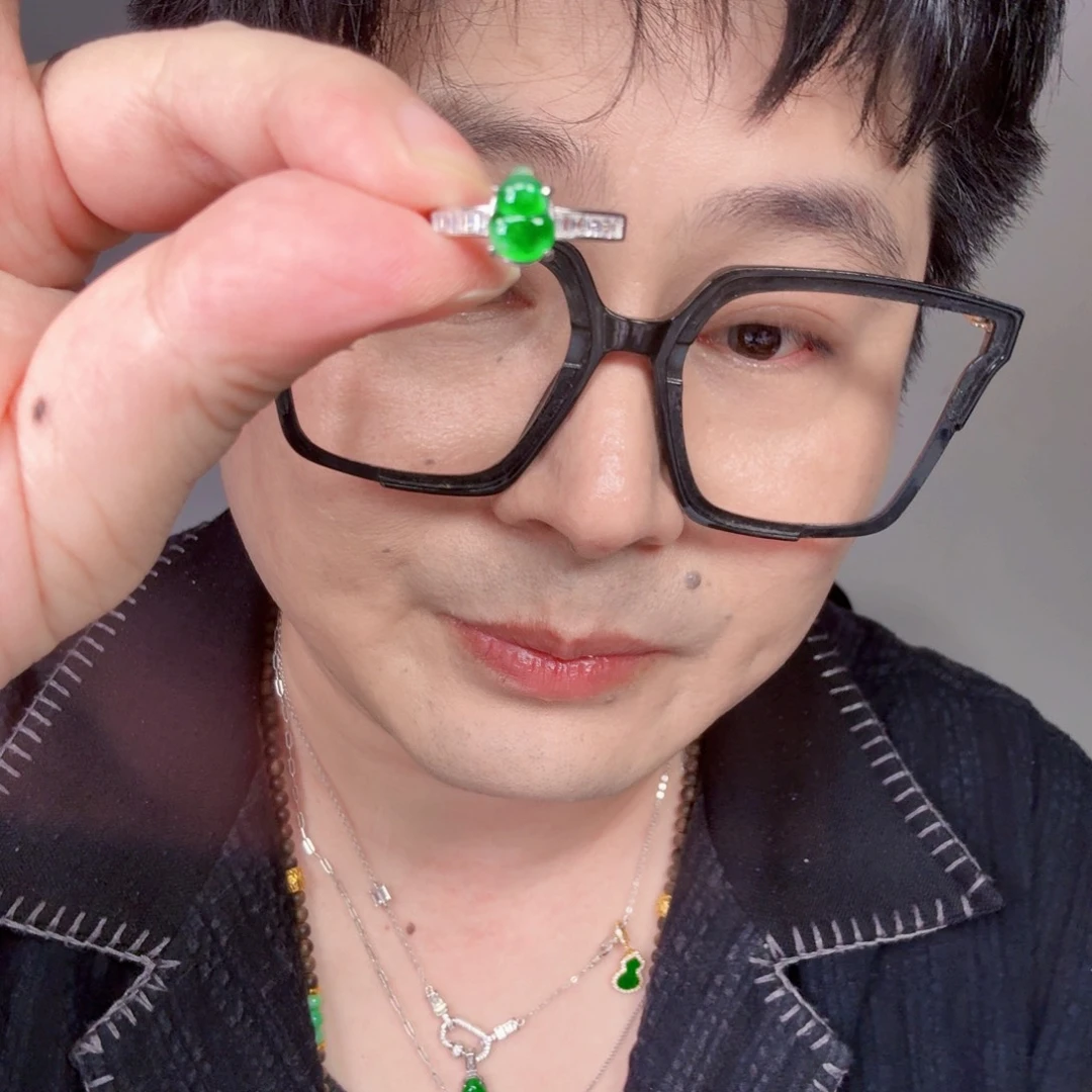 翡翠未镶嵌颈饰一件