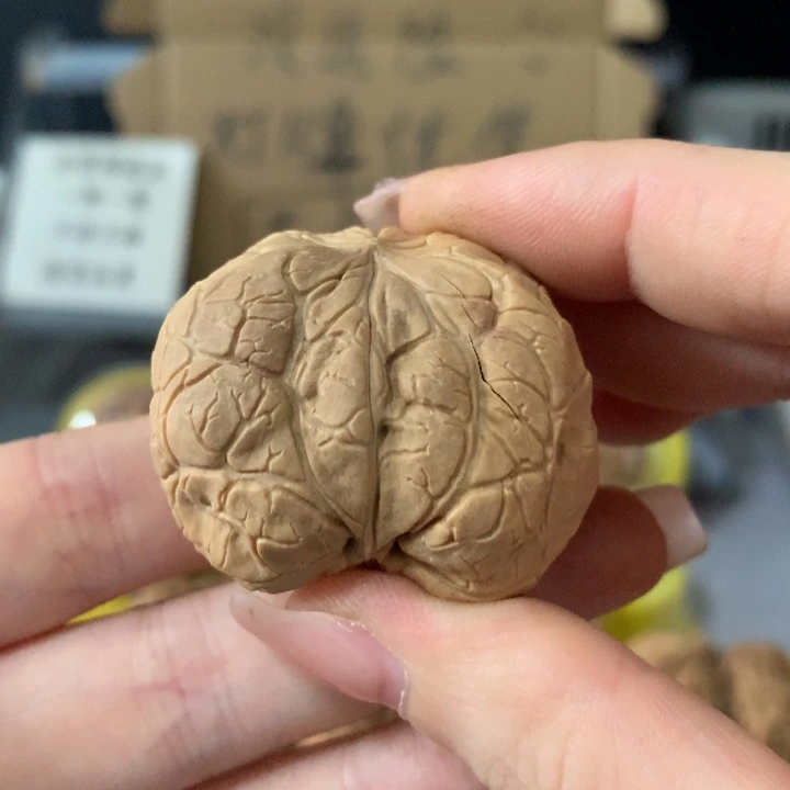 江***2吊坠文玩核桃异形单只，有瑕疵