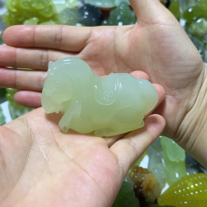 【闪购商品】未镶嵌蛇纹石玉把件盛**年