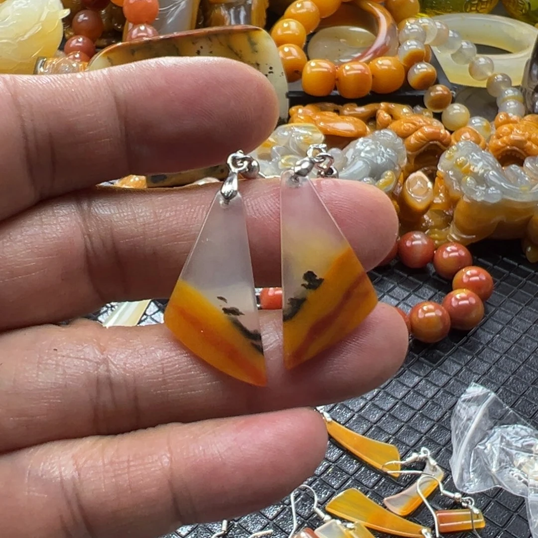 颈饰未镶嵌石英质玉