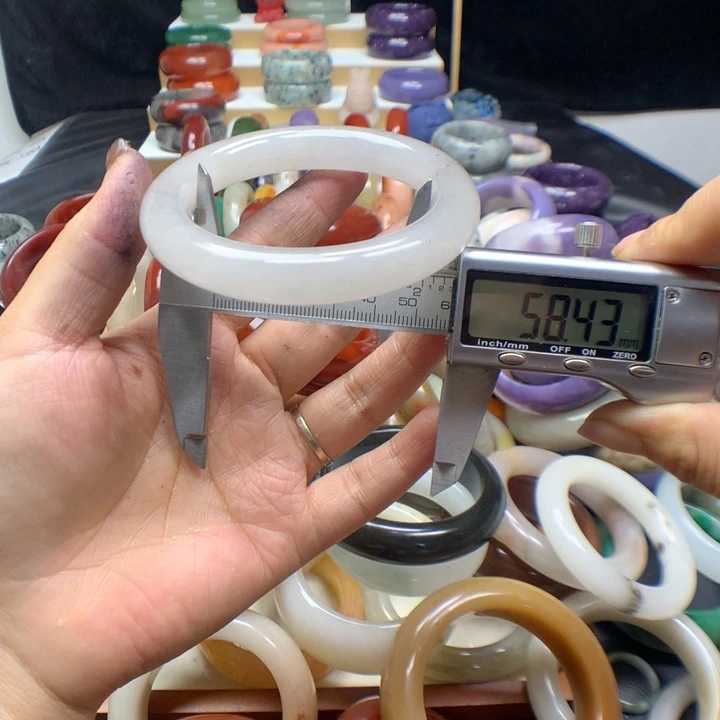 未镶嵌手镯石英质玉