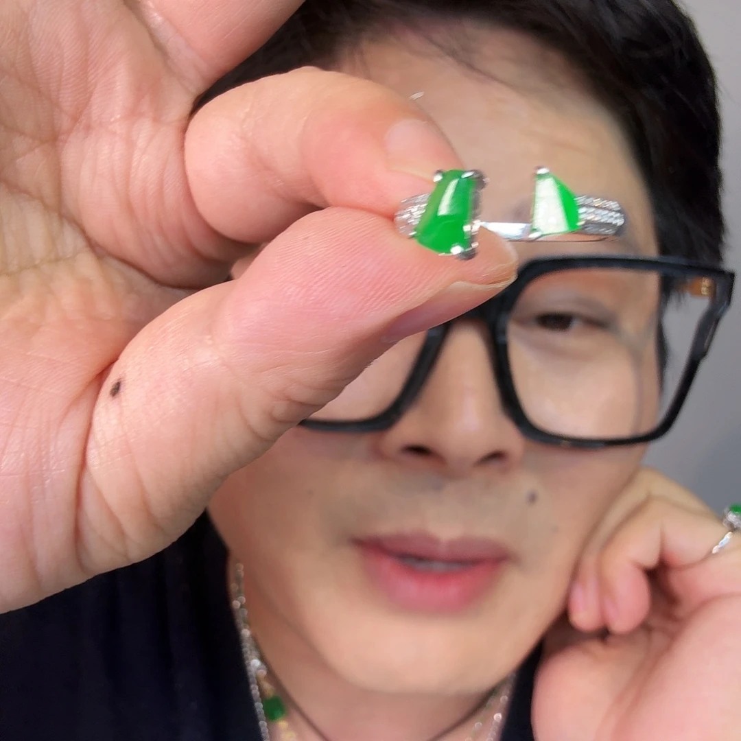 彼***开翡翠18K金镶嵌颈饰一件