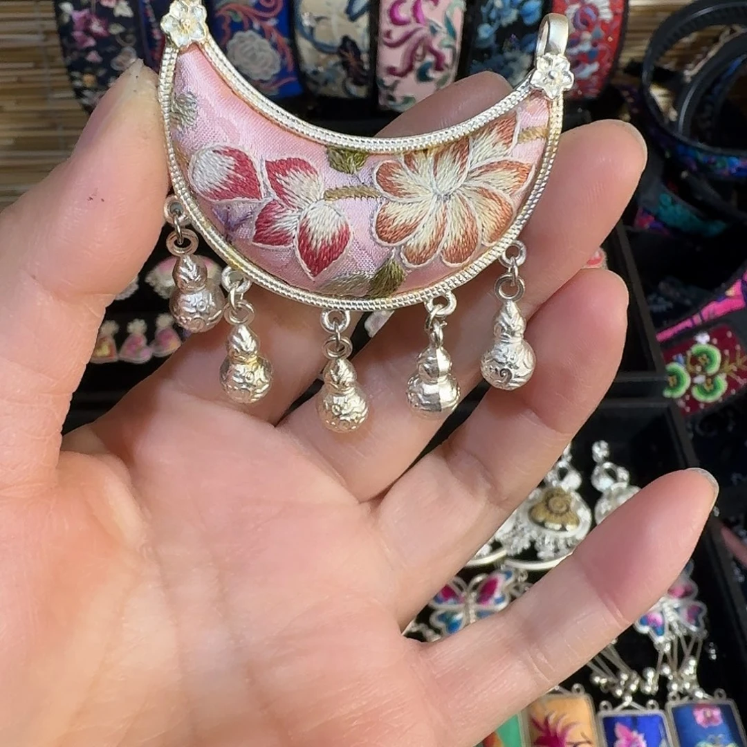 织绣民族风刺绣吊坠