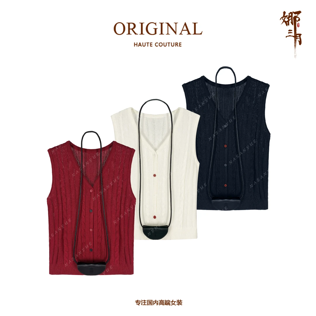 娜三月【夏日单品】文艺减龄通勤百搭绞花V领全开扣针织背心250958