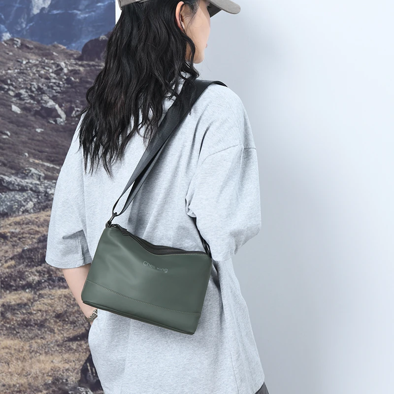 时尚潮流通勤风拉链户外斜挎包文艺男士单肩休闲小众轻便百搭