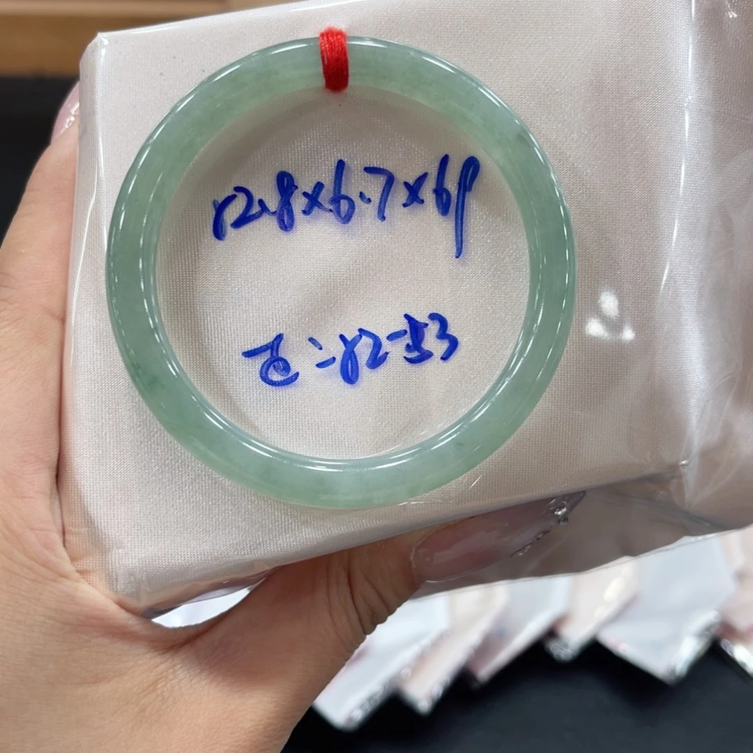 翡翠手镯未镶嵌翡翠