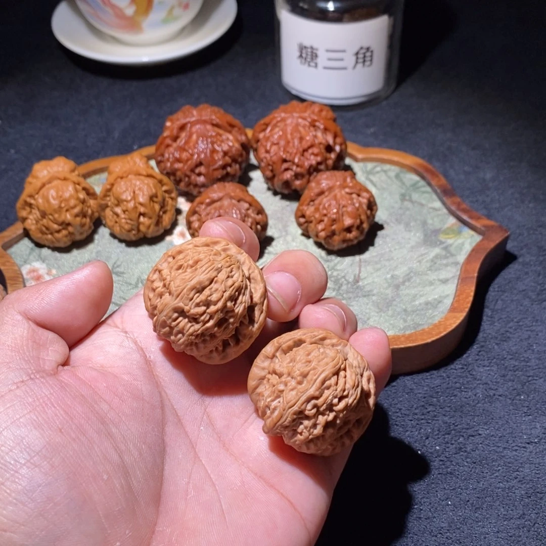 文玩核桃吊坠白狮子