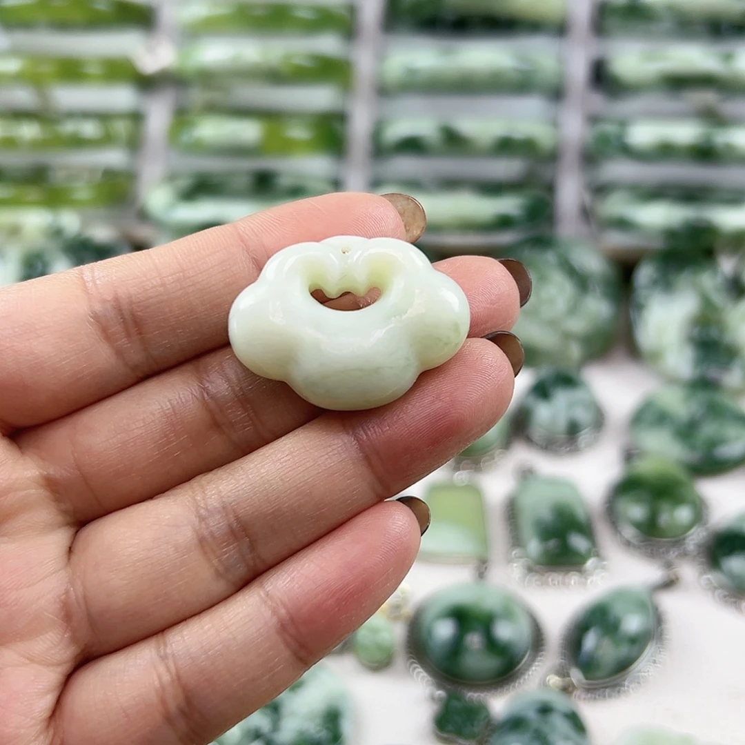 蛇纹石玉未镶嵌颈饰