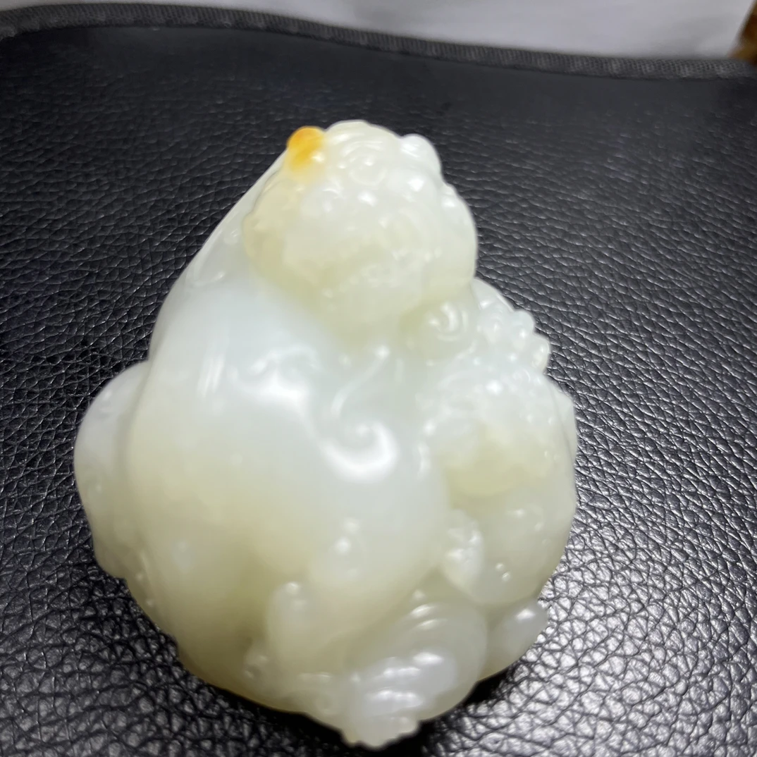 和田玉，貔貅把件带子上朝