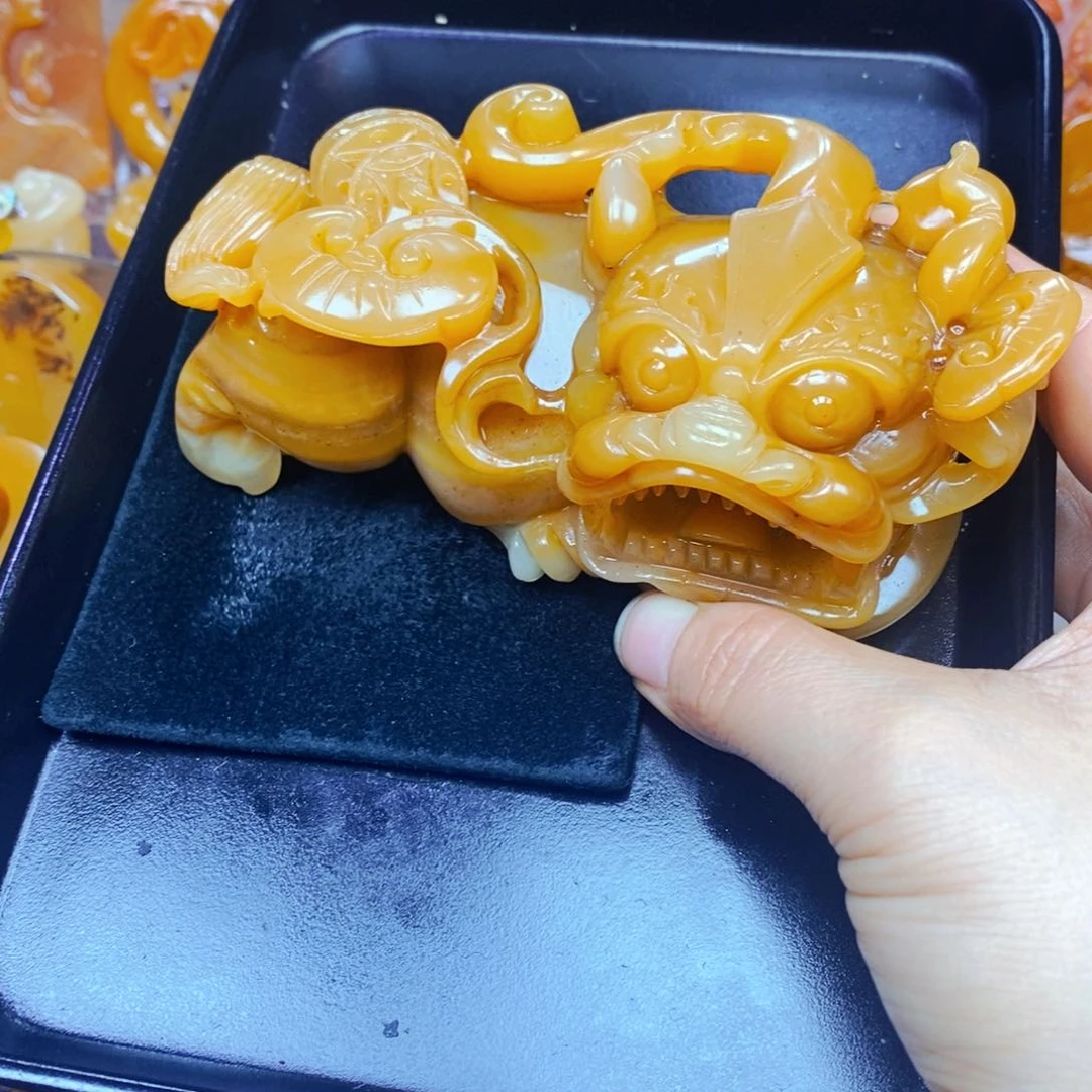 未镶嵌石英质玉（黄龙玉）颈饰