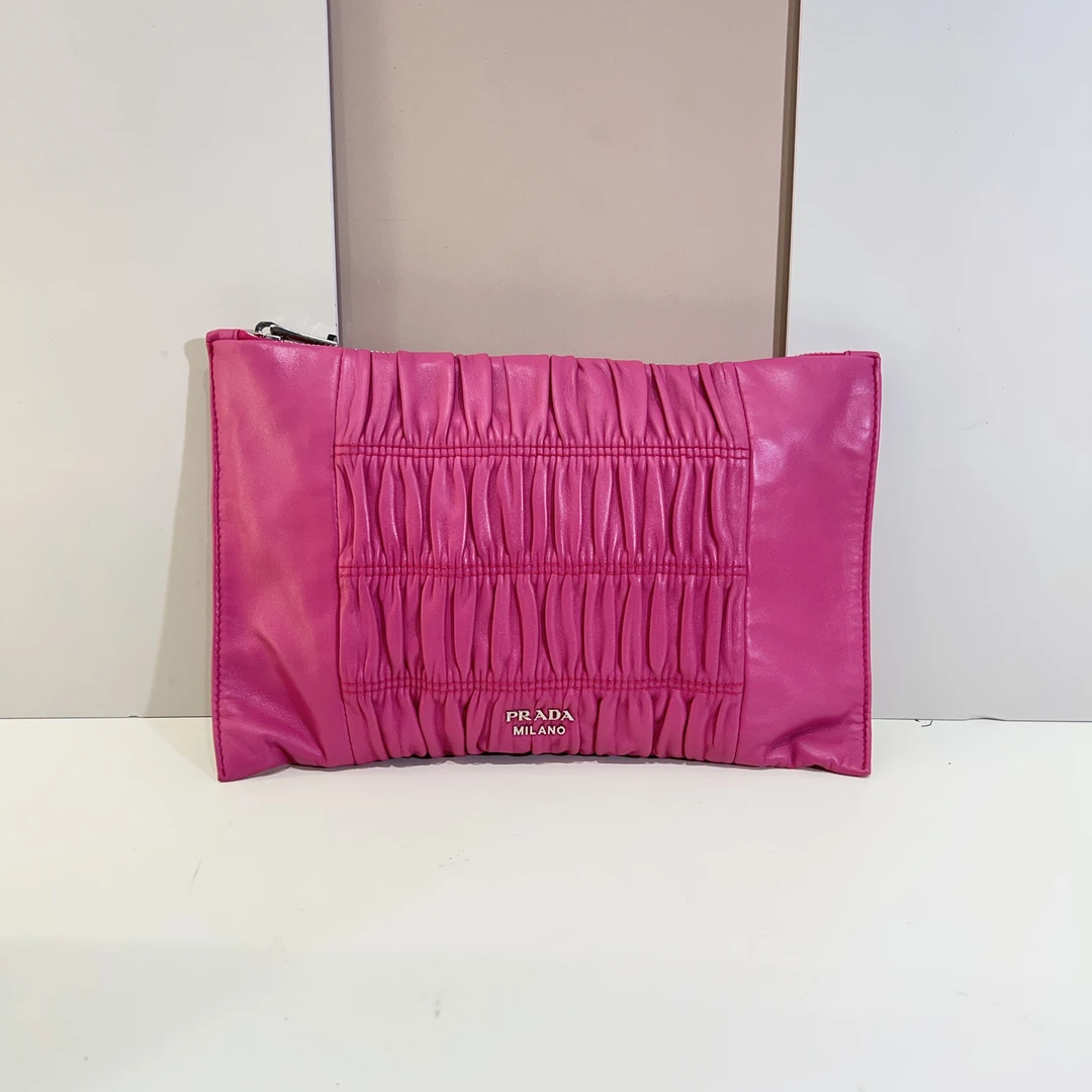 95新 Prada/普拉达 Prada普拉达褶皱羊手拿包a9192
