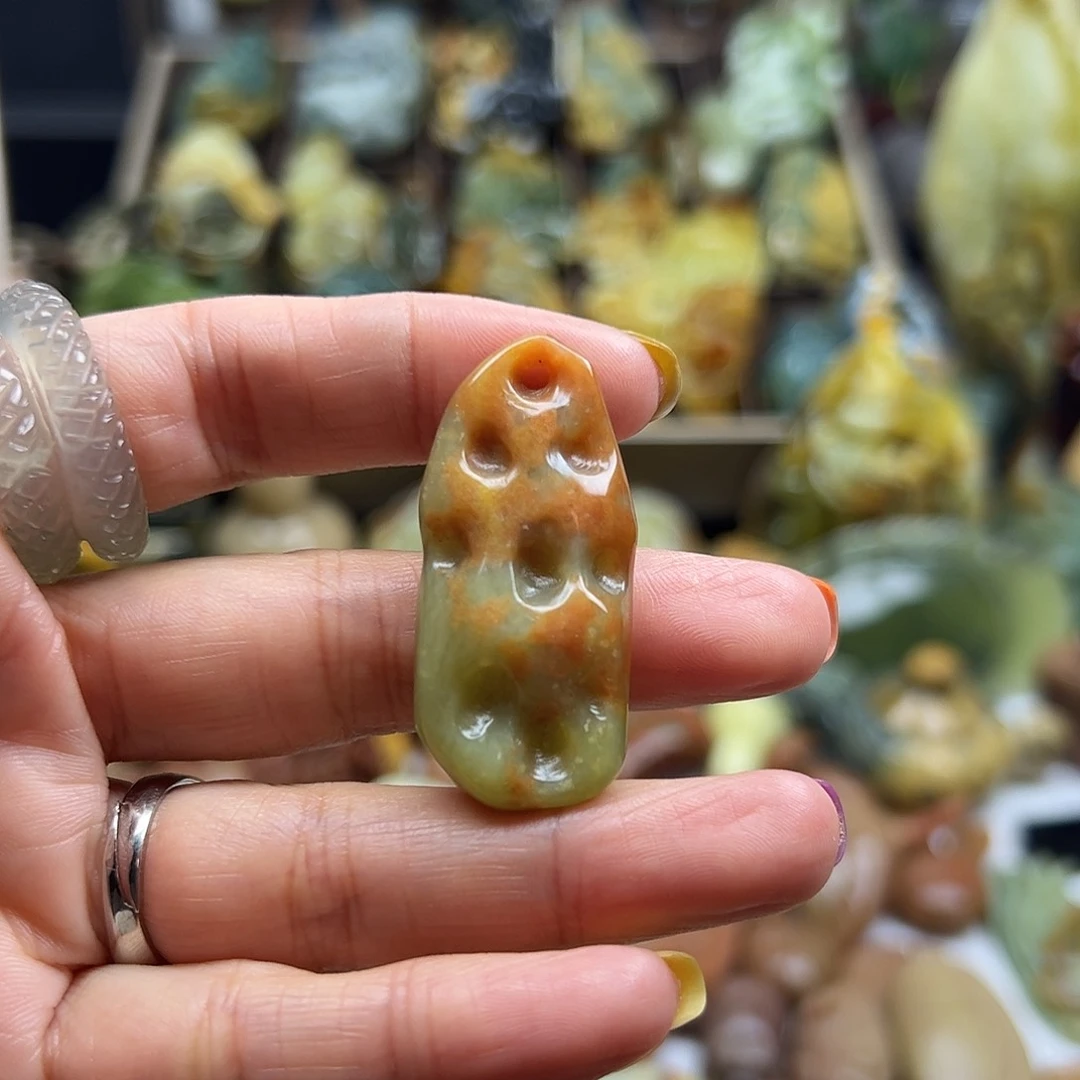 岫玉未镶嵌颈饰梅**莎辽阳红太湖石