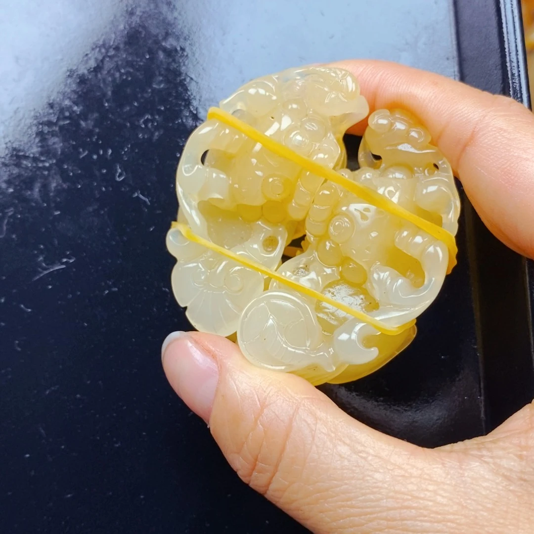 石英质玉（黄龙玉）未镶嵌颈饰