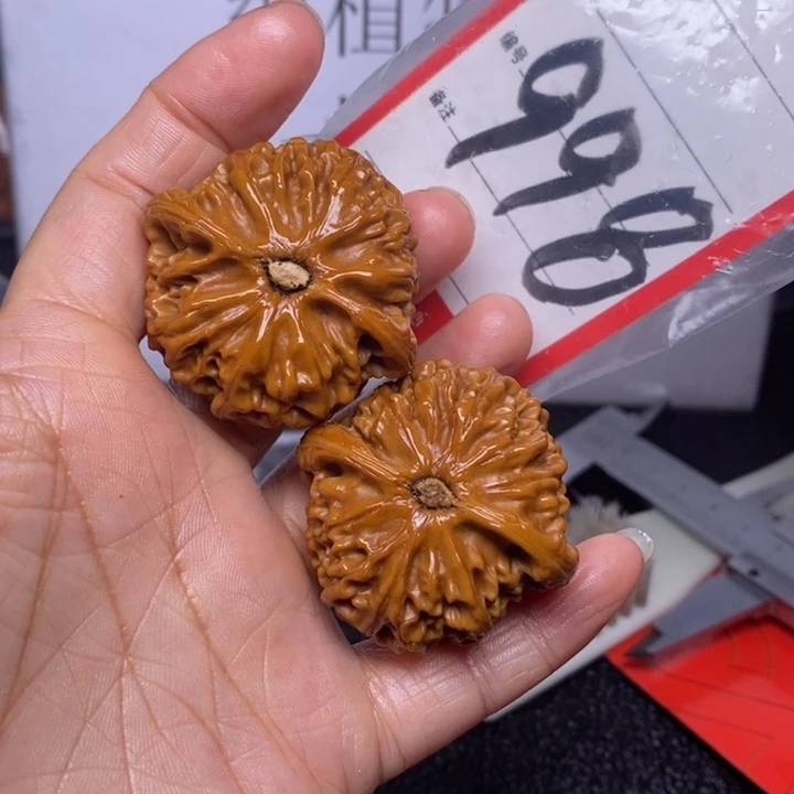 文玩核桃把件998、42宫灯