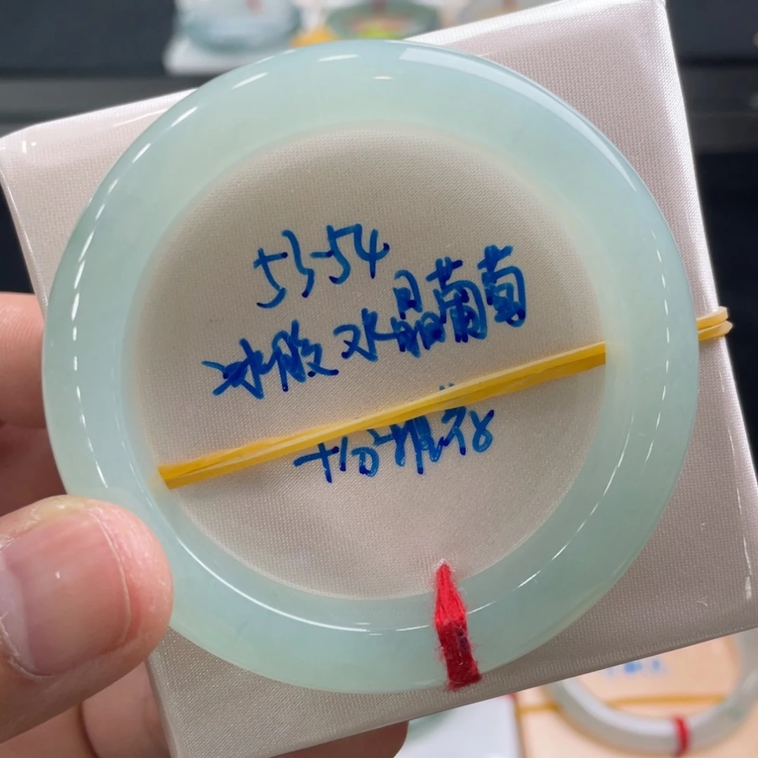 翡翠手镯未镶嵌翡翠手镯
