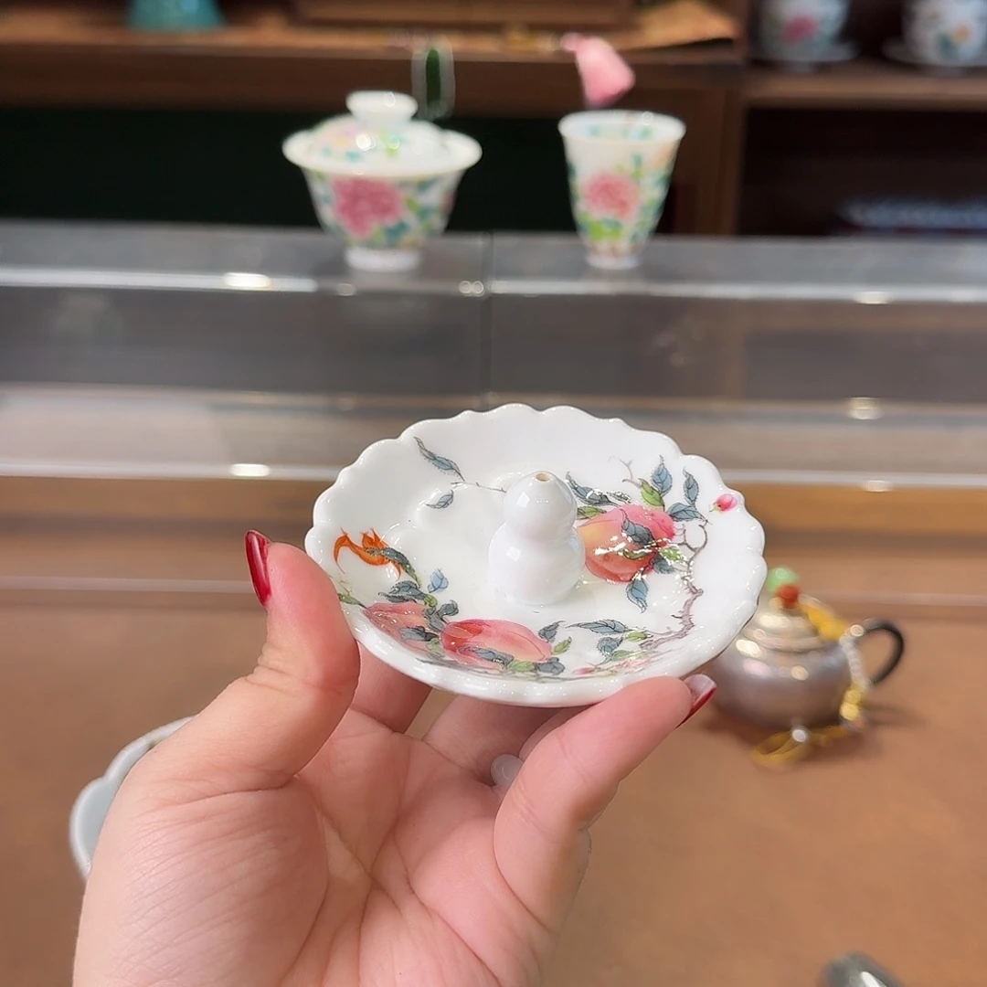 珐琅彩朱么杯茶具的茶具。