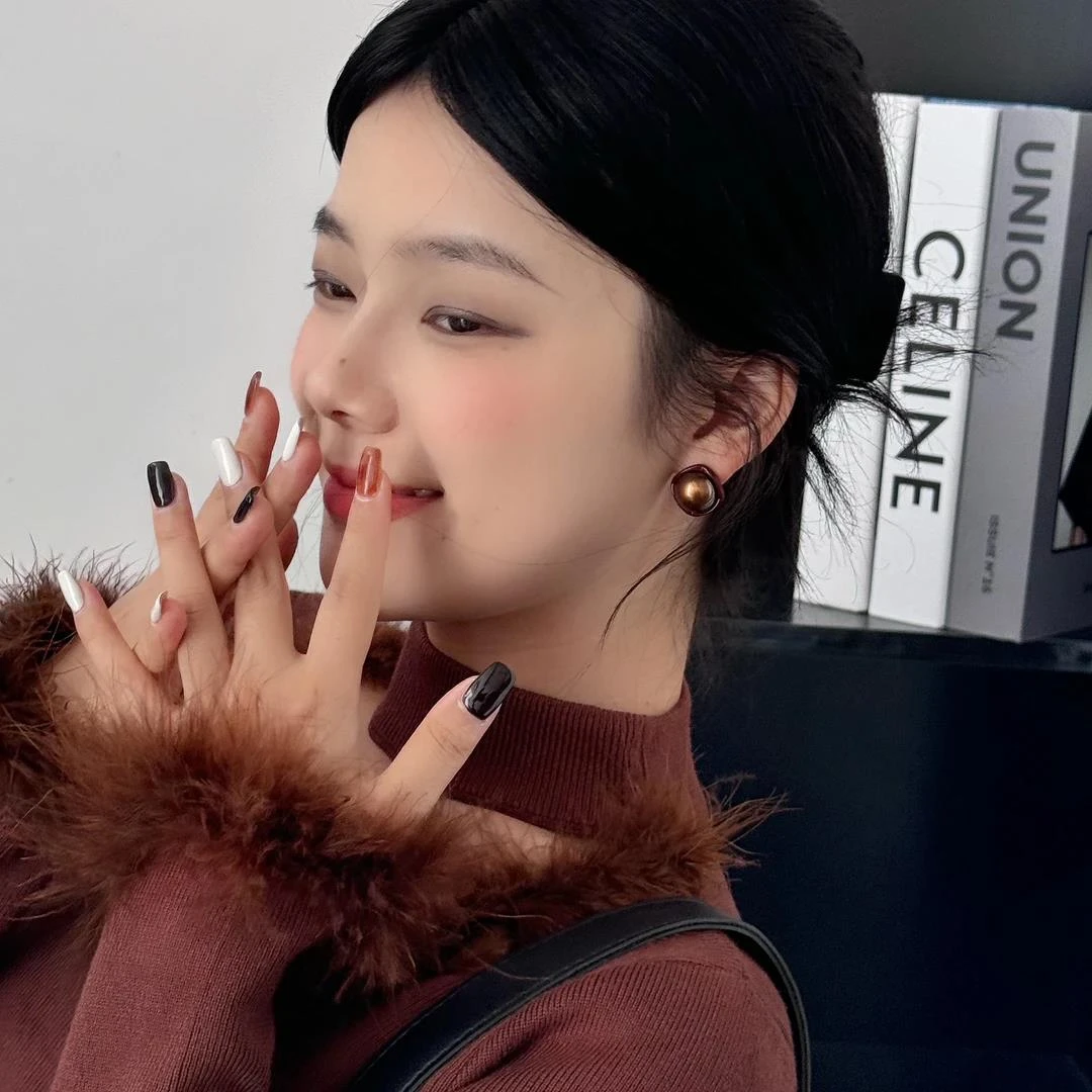 铜合金树脂耳饰 2025新款爆款高级感安可拉红几何形耳环女款耳钉