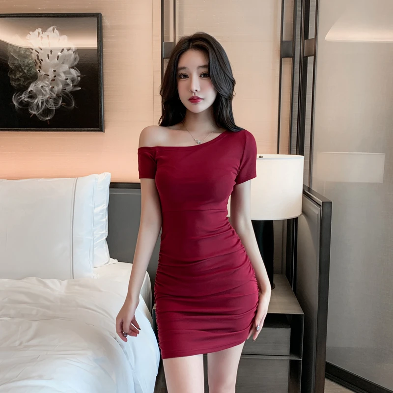 斜肩露肩连衣裙性感女装气质御姐风露背抽褶修身显瘦包臀辣妹裙子