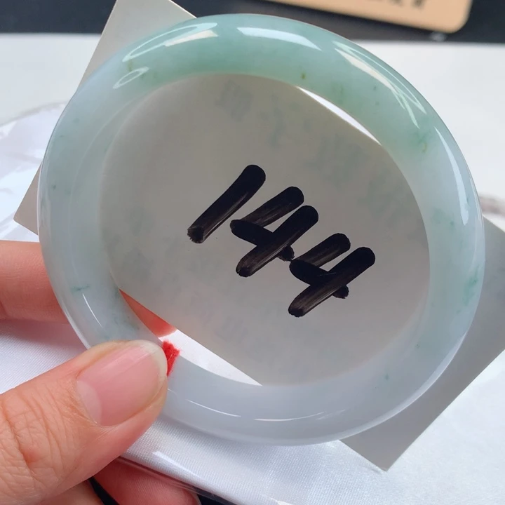 翡翠手镯未镶嵌翡翠