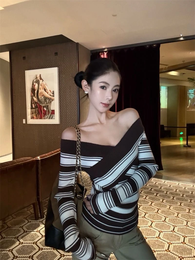 韩系气质交叉V领条纹针织衫女秋季新款百搭长袖收腰设计感上衣潮