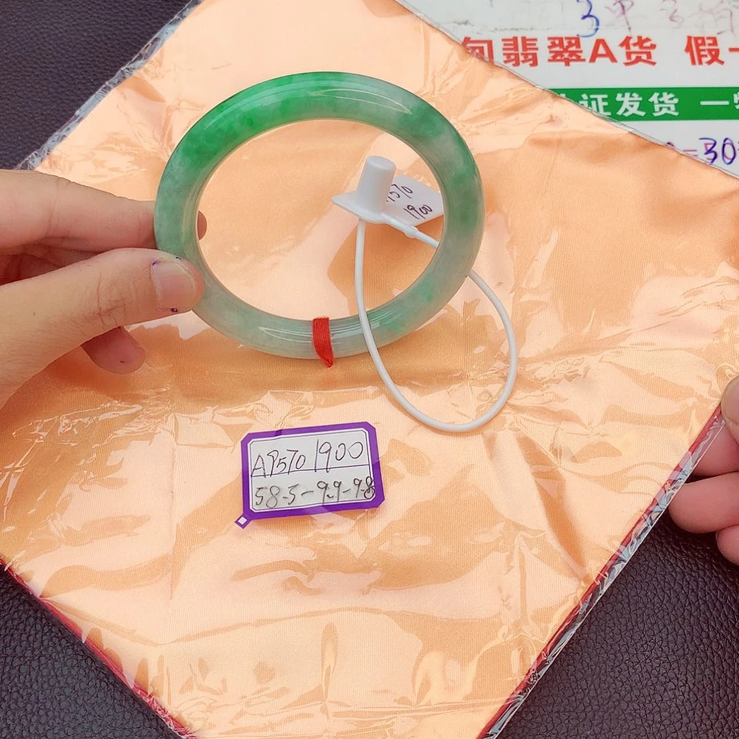 翡翠手镯未镶嵌翡翠