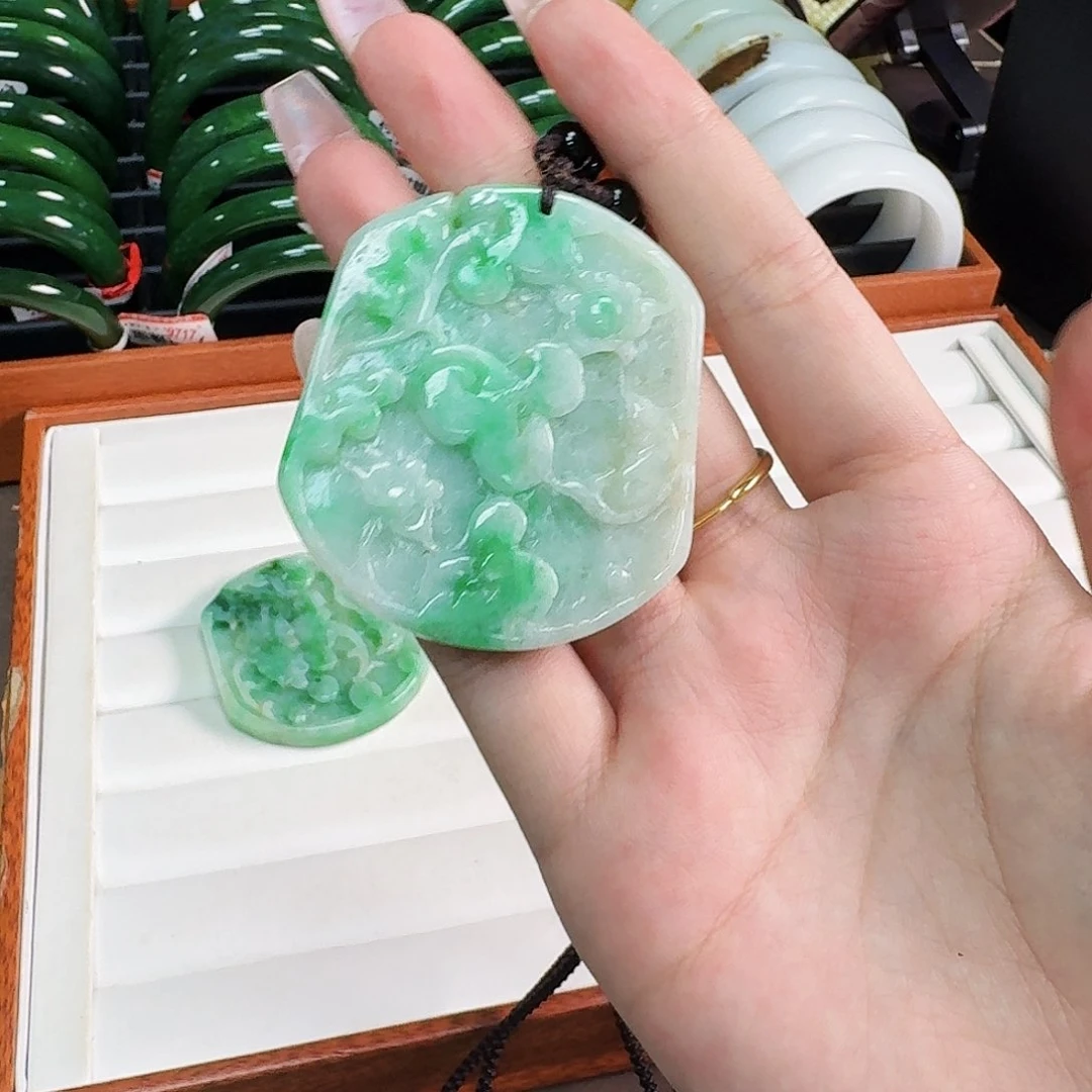 翡翠未镶嵌颈饰花牌