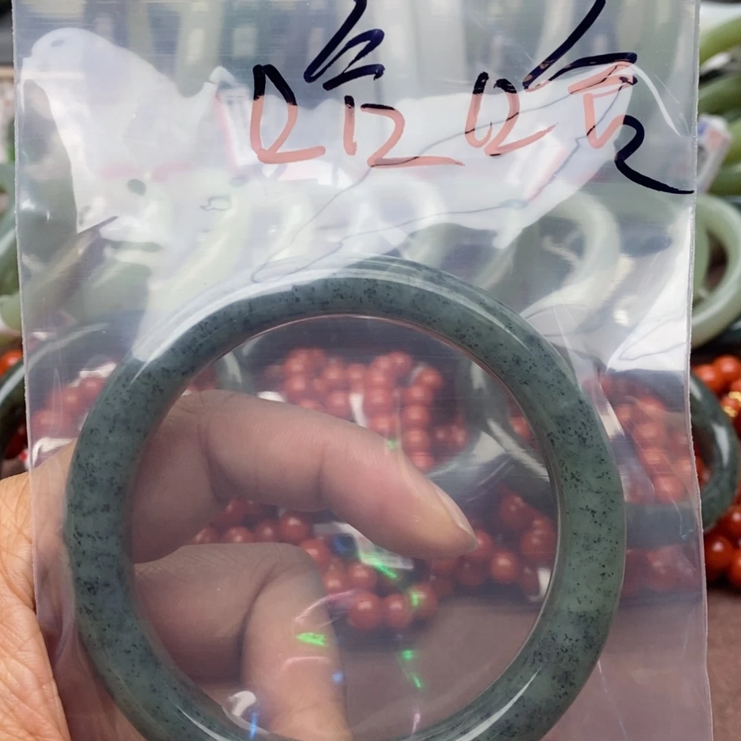 和田玉手镯未镶嵌哈**头