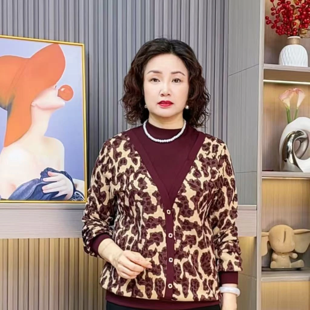 时尚休闲假两件秋季长袖中老年女装上衣豹纹洋气妈妈装小衫6070