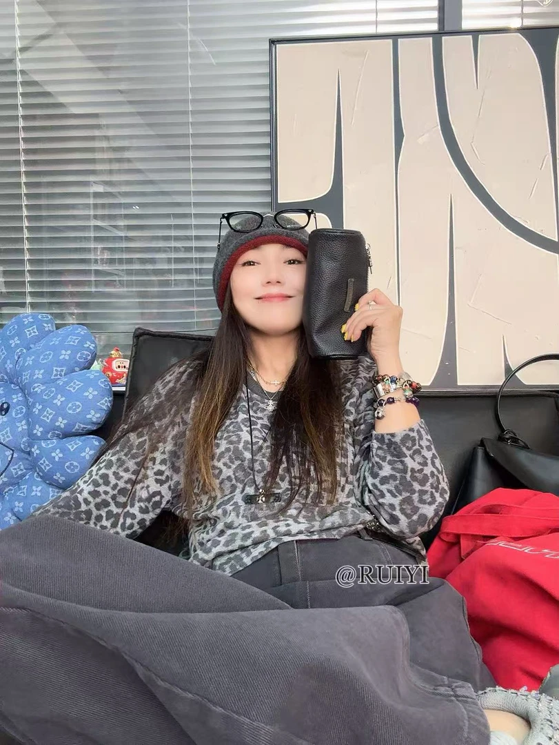 《赵小姐推荐》经典就是好看 灰色豹纹打底上衣