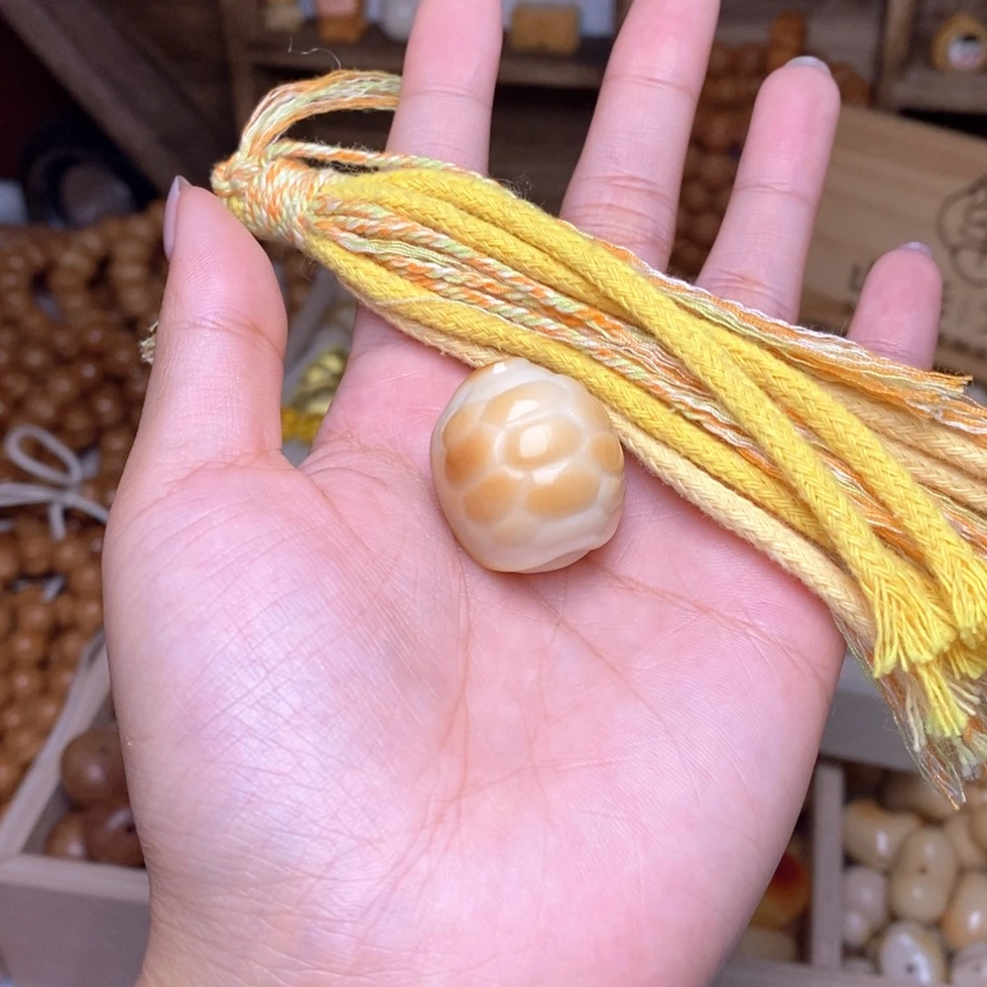 扁***扁吊坠猴头核桃大富甲天下，黄流苏