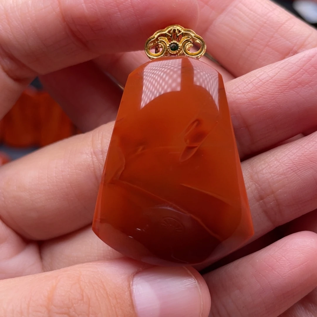 南红玛瑙18K金镶嵌珠宝奇石无事牌吊坠