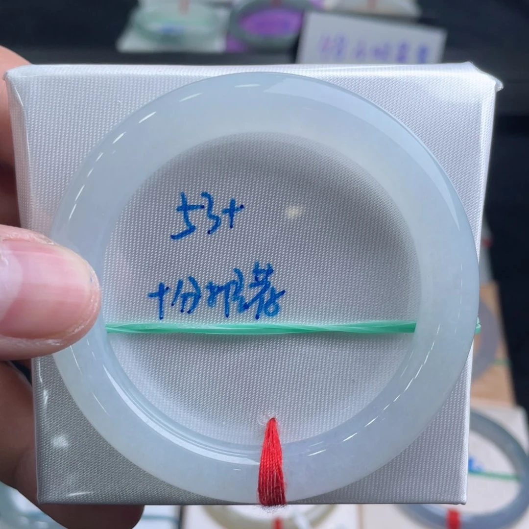 翡翠手镯未镶嵌翡翠手镯