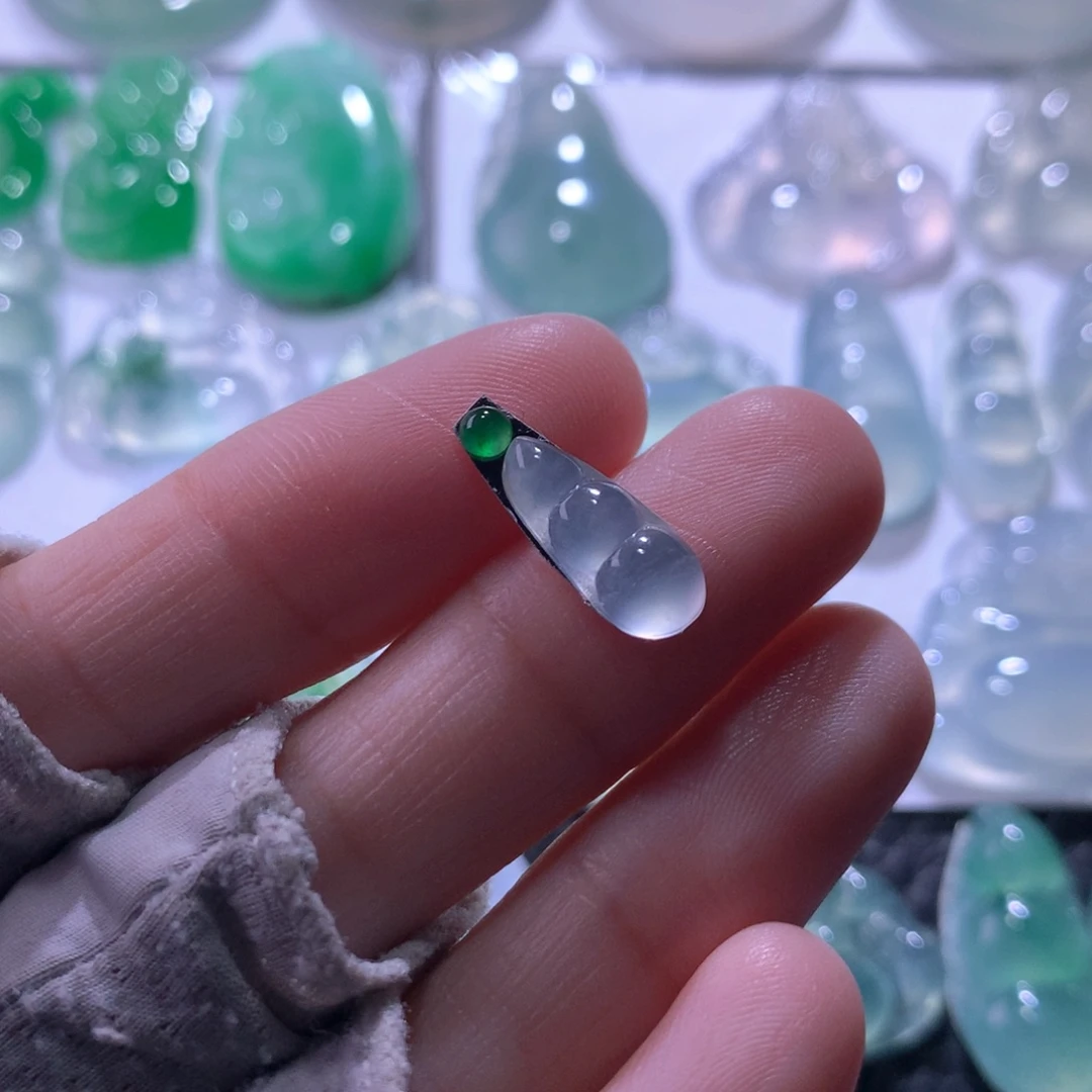 翡翠未镶嵌颈饰豆