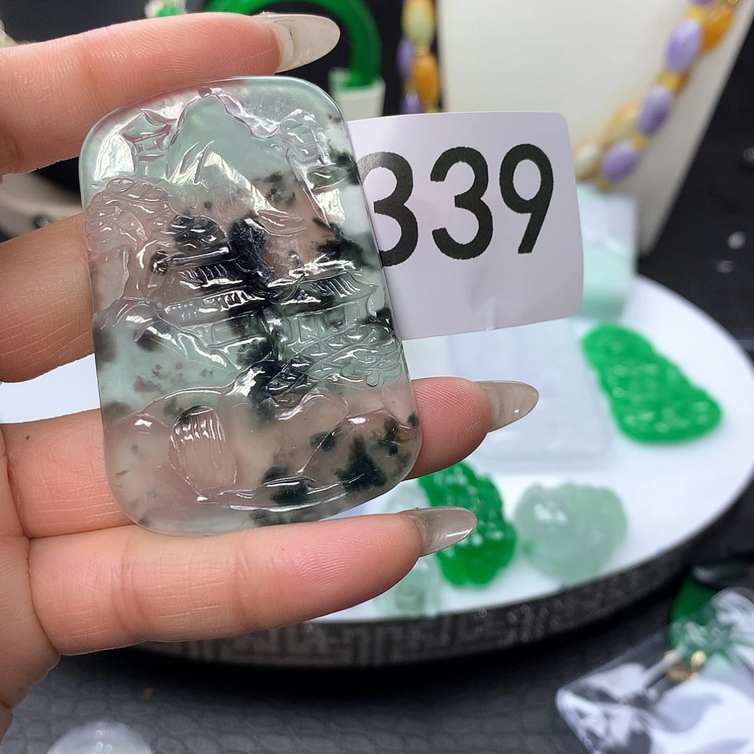 翡翠吊坠(赠链)未镶嵌