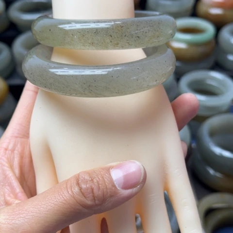 程***石英岩玉未镶嵌手镯