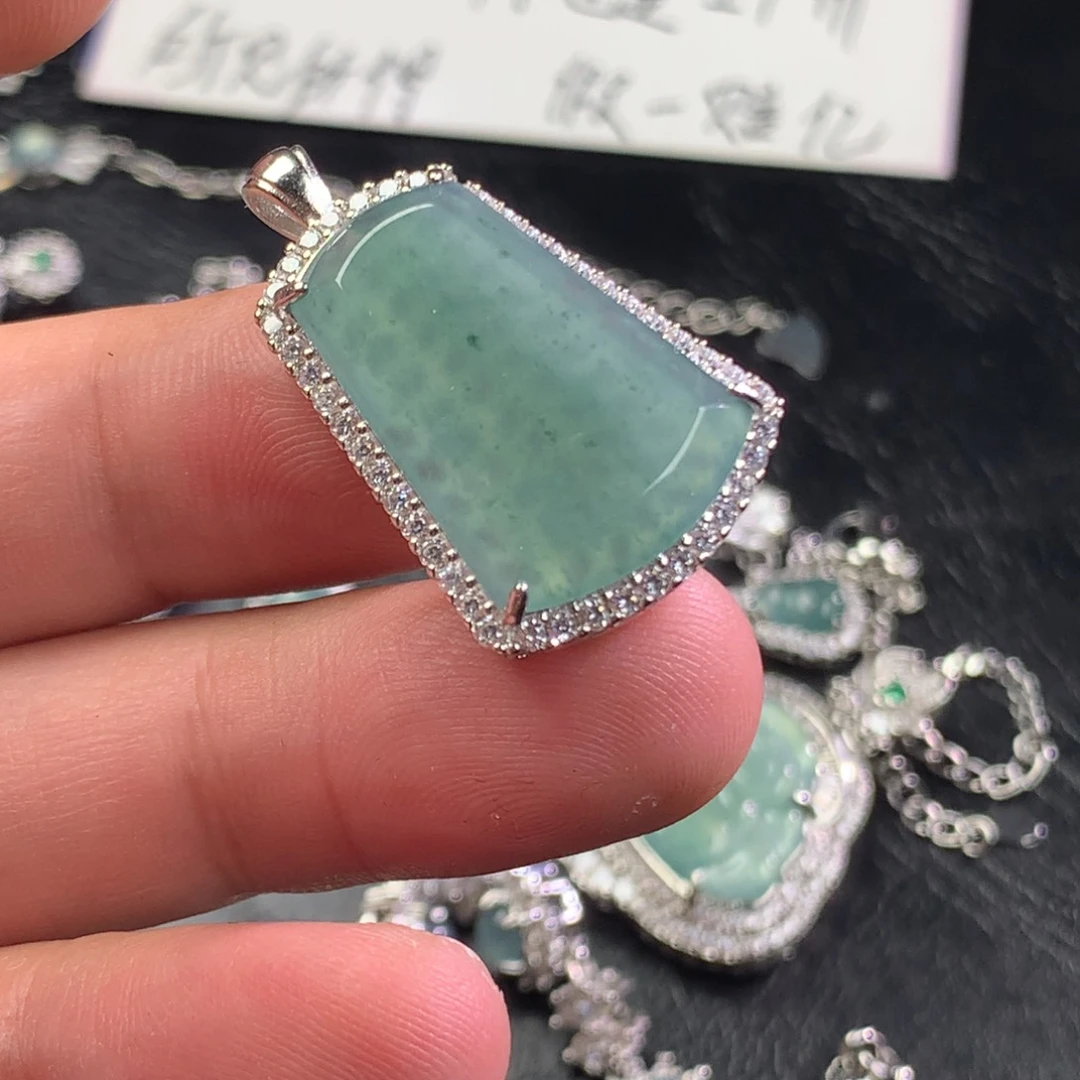 翡翠未镶嵌颈饰无事牌