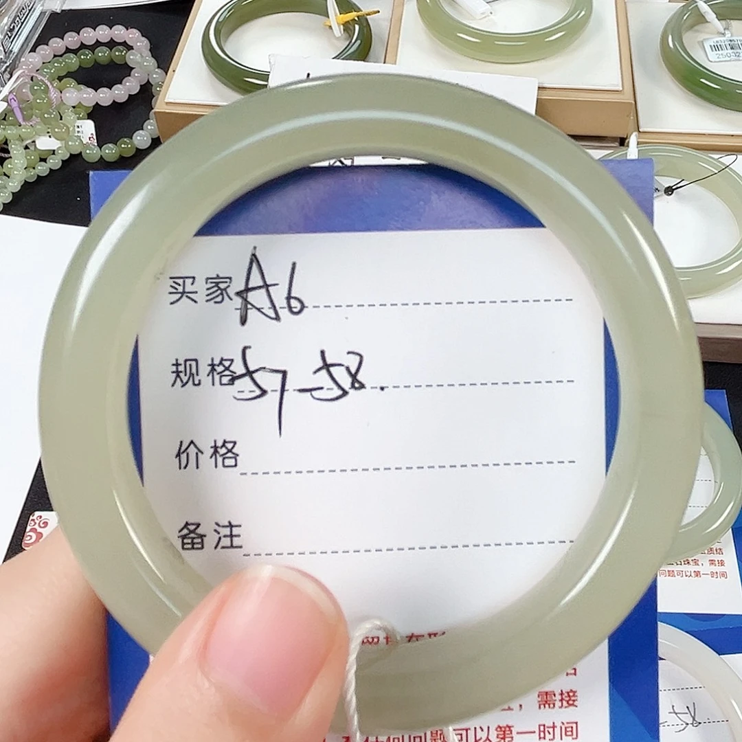 和田玉未镶嵌手镯