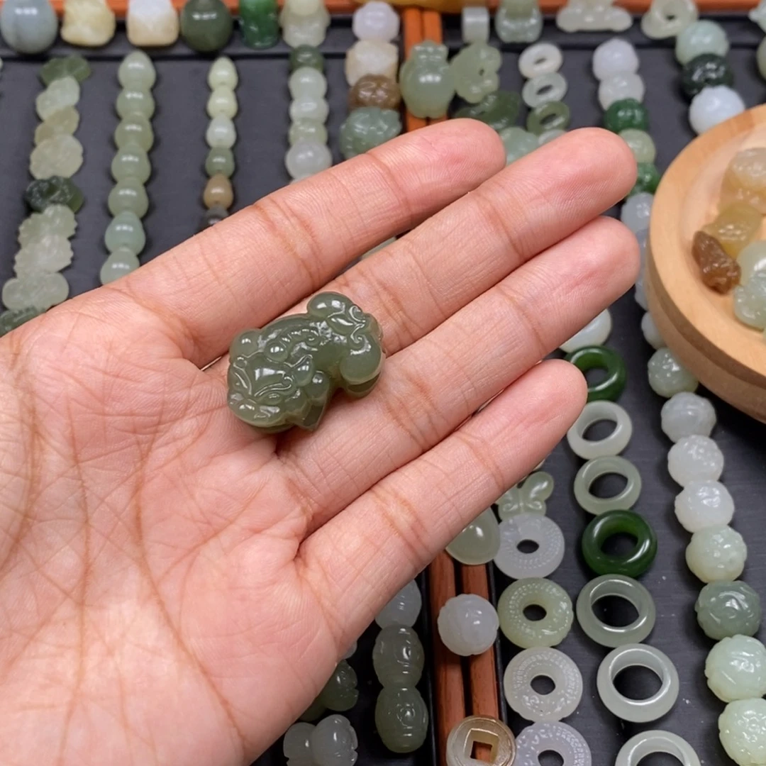 一***鱼和田玉未镶嵌颈饰