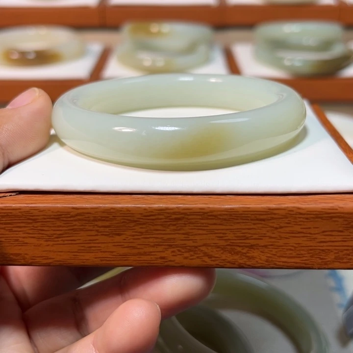 和田玉未镶嵌手镯