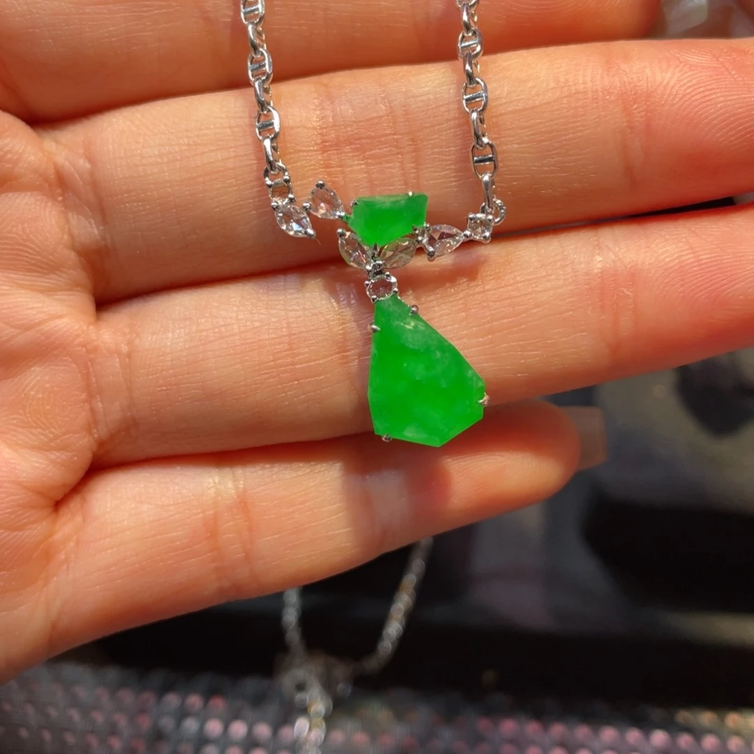 翡翠18K金镶嵌颈饰水滴