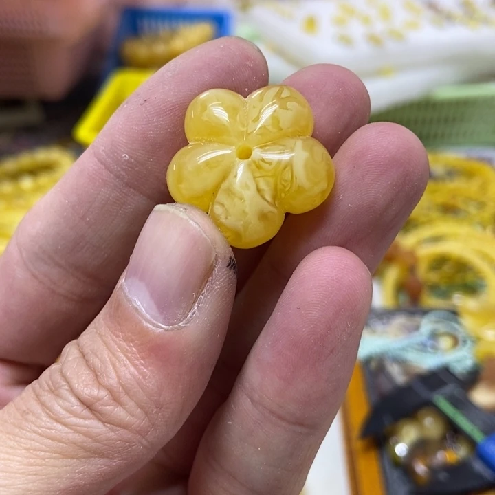 蜜蜡未镶嵌裸石吊坠