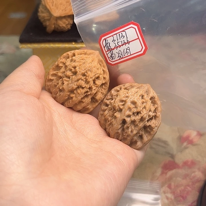 文玩核桃吊坠盘龙虎头