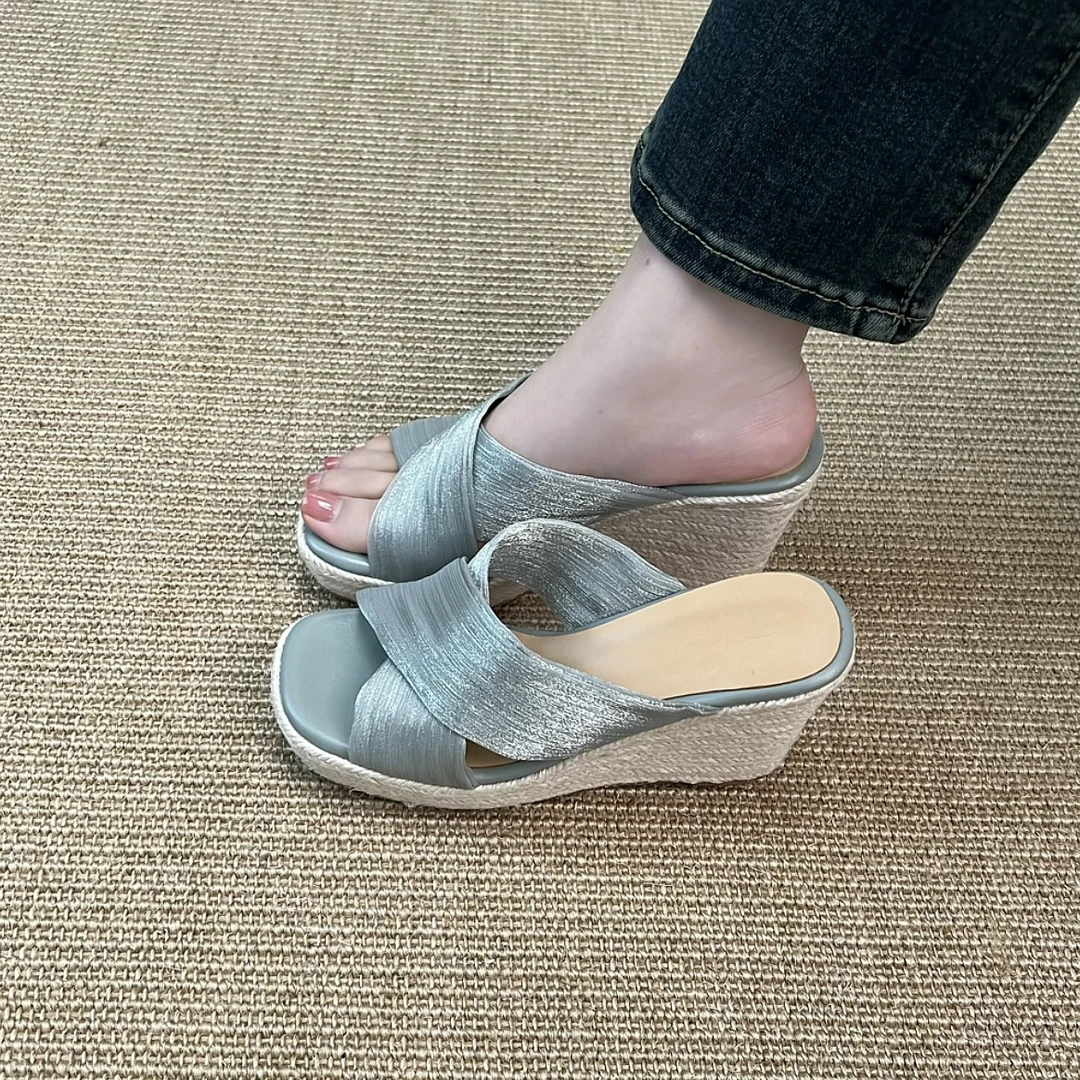 7.5cm草编坡跟厚底网纱透气交叉带拖鞋女简约百搭外穿凉拖鞋女